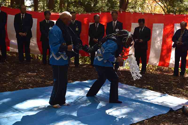 獅子が鈴や御幣を振る